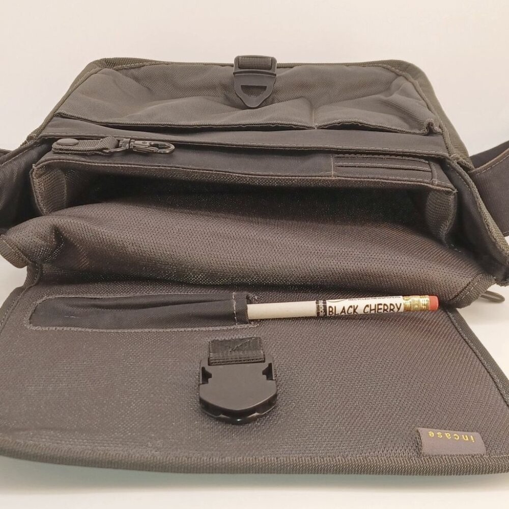 Stylish and Robust INCASE Computer Bag - Picture 4 of 5